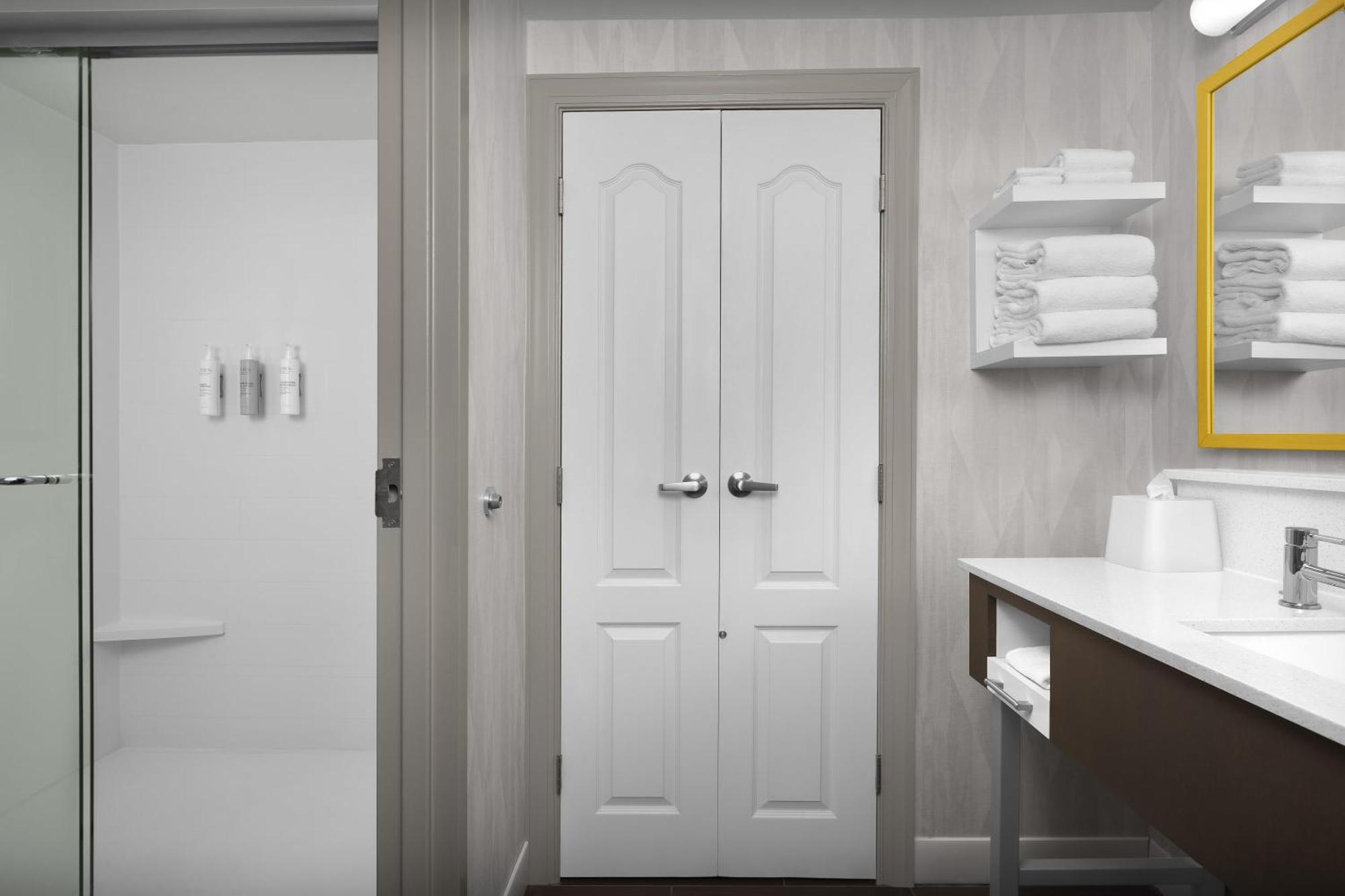 One-Bedroom King Suite with Shower - Non-Smoking,1765220205:JPEG